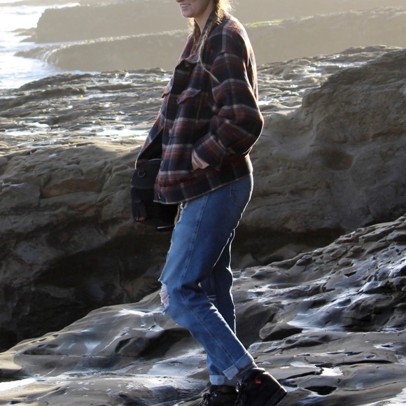 **SOLD**AE Plaide Cropped Shacket Size M; Rust/Navy Blue - Picture 11 of 13